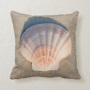 SeeMuschel, die auf Sandy-Strand legt Kissen