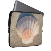 SeeMuschel, die auf Sandy-Strand legt Laptopschutzhülle (Vorne Rechts)