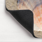 SeeMuschel, die auf Sandy-Strand legt Mousepad (Ecke)