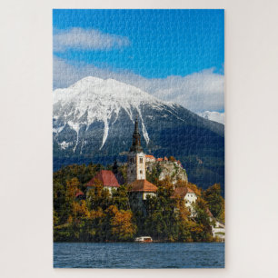 Seenlandschaft mit Kirche und Herbstbäumen Puzzle