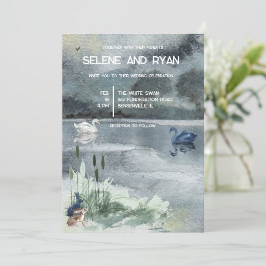 Seenlandschaft mit Schwänen Hochzeit Einladung (Stehend Vorderseite)
