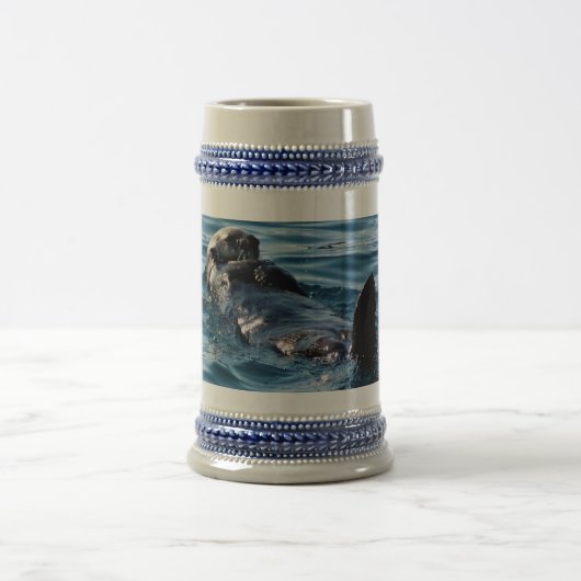 Seeotter, der Steiner Tasse schwimmt (Mittel)