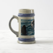 Seeotter, der Steiner Tasse schwimmt (Links)