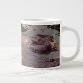 Seeotter, die Hände halten Jumbo-Tasse (Rechts)
