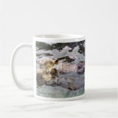 Seeotter, die Hände halten Kaffeetasse (Links)