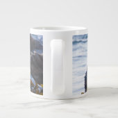 Seeotter in Seetang umhüllt Jumbo-Tasse (Rückseite)