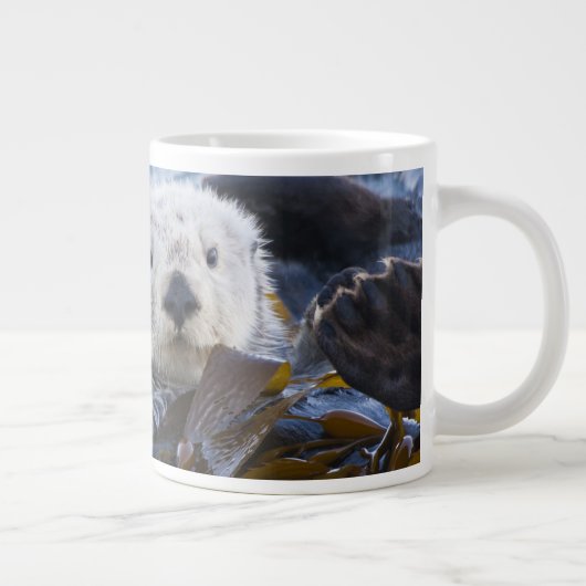 Seeotter in Seetang umhüllt Jumbo-Tasse (Rechts)
