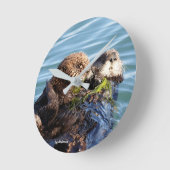 Seeottermutter und -welpe mit Kelp Runde Wanduhr (Winkel)