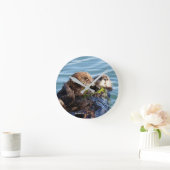 Seeottermutter und -welpe mit Kelp Runde Wanduhr (Zuhause)