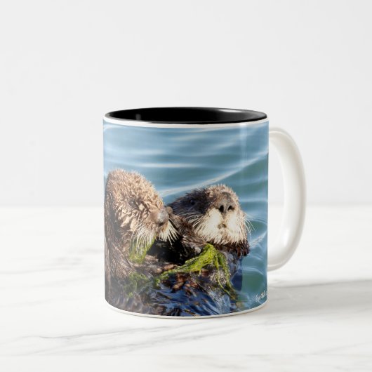 Seeottermutter und -welpe mit Kelp Zweifarbige Tasse (VorderseiteRechts)