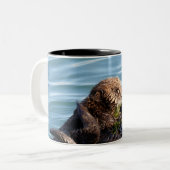 Seeottermutter und -welpe mit Kelp Zweifarbige Tasse (Vorderseite Links)