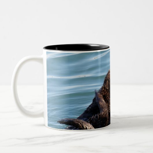 Seeottermutter und -welpe mit Kelp Zweifarbige Tasse (Links)