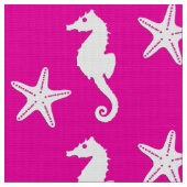 Seepferd und Seestern, weiß auf Fuchsienrosa Stoff (Nahaufnahme)