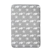 Seepferd und Seestern - weiß auf silbergrauem Grun Badematte (Vorderseite Vertikal)