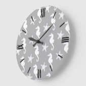 Seepferd und Seestern - weiß auf silbergrauem Grun Große Wanduhr (Winkel)