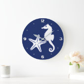 Seepferd und Seesterne - blau und weiß Große Wanduhr (Zuhause)