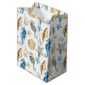 Seepferde und Starfish auf Weiß Mittlere Geschenktüte (Rückseite Schrägansicht)