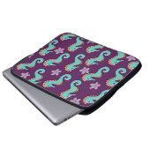 Seeschifffahrt mit Seepferden  Laptopschutzhülle (Vorne Knopf)