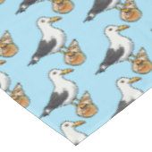 Seeseemöwe auf einem Seashellmuster Tischdecke (Schrägansicht)