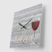 Seeseil auf Holz mit Wein und Relax Text Quadratische Wanduhr (Winkel)