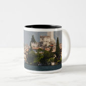 Seestadt, Malcesine, Provinz Verona, Italien Zweifarbige Tasse (VorderseiteRechts)