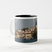 Seestadt, Malcesine, Provinz Verona, Italien Zweifarbige Tasse (Vorderseite Links)