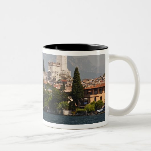 Seestadt, Malcesine, Provinz Verona, Italien Zweifarbige Tasse (Rechts)