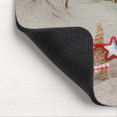 Seestern unter einem Schirm am Strand Mousepad (Ecke)