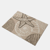 Seesterne und Muscheln in Beige an der Meereswelt Fußmatte (Schrägansicht)