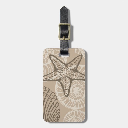 Seesterne und Muscheln in Beige an der Meereswelt Gepäckanhänger (Vorderseite vertikal)