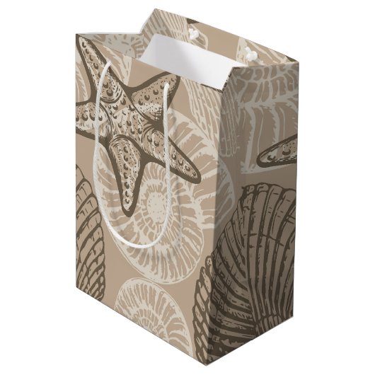Seesterne und Muscheln in Beige an der Meereswelt Mittlere Geschenktüte (Rückseite Schrägansicht)
