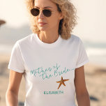 Seesternmutter am Strand Mutter der Braut T-Shirt<br><div class="desc">Starfish Mutter der Braut Meer / Strand / Hochzeit in Urlaubsort T - Shirt mit aqua blau Kalligraphie Skript und bearbeitbaren Text. Personalisieren Sie es mit dem Namen ihrer Mutter.</div>