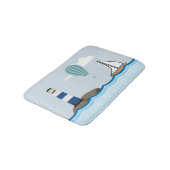 Seeszene mit Leuchtturm und Segelboot Badematte (Schrägansicht)