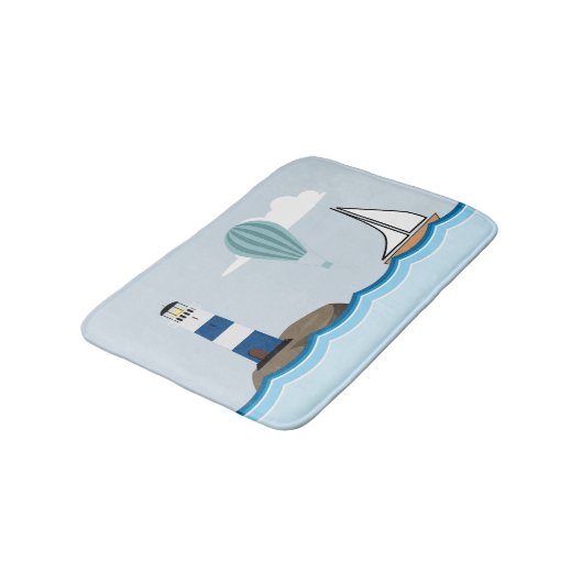 Seeszene mit Leuchtturm und Segelboot Badematte (Schrägansicht)