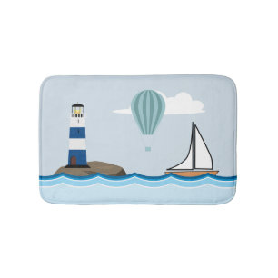 Seeszene mit Leuchtturm und Segelboot Badematte
