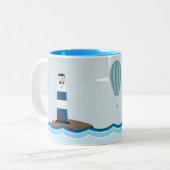 Seeszene mit Leuchtturm und Segelboot Zweifarbige Tasse (Vorderseite Links)