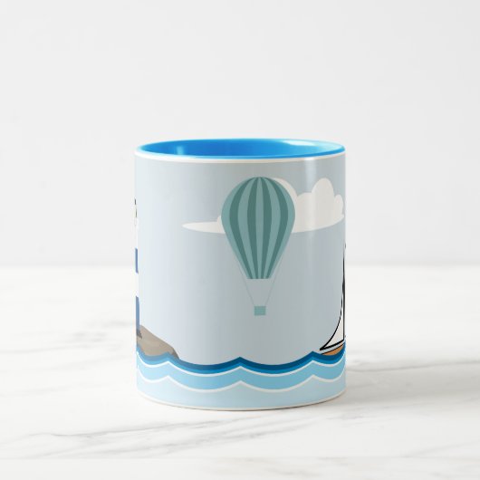 Seeszene mit Leuchtturm und Segelboot Zweifarbige Tasse (Mittel)
