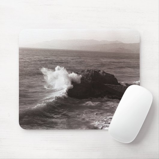 Seewellen, die gegen Felsen zusammenstoßen Mousepad (Mit Mouse)