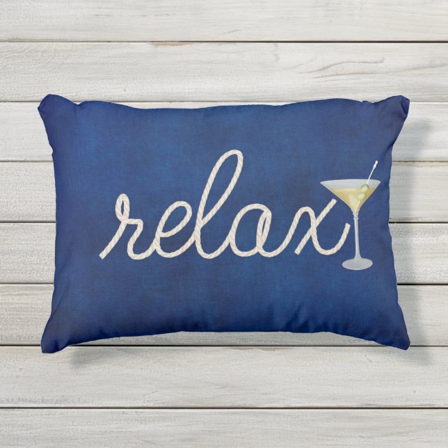 Segel auf blau mit Martini und Relax Text Kissen Für Draußen (Vorderseite)