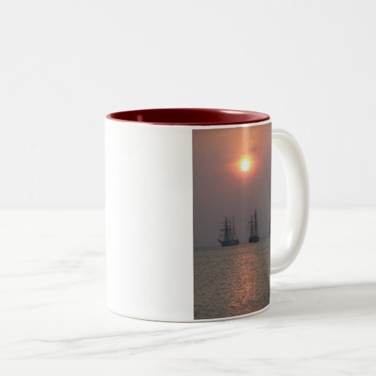 Segel des frühen Morgens Zweifarbige Tasse (VorderseiteRechts)