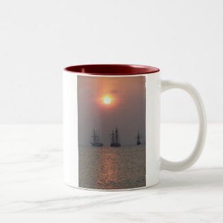 Segel des frühen Morgens Zweifarbige Tasse