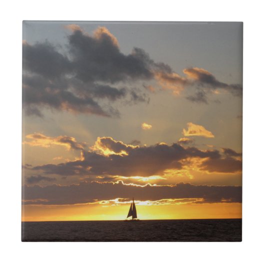 Segelboot am Sonnenuntergang Fliese (Vorderseite)