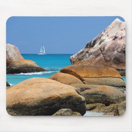 Segelboot am Strand Mousepad (Vorne)
