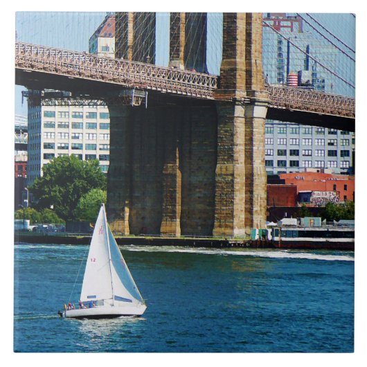 Segelboot an der Brooklyn Bridge Fliese (Vorderseite)