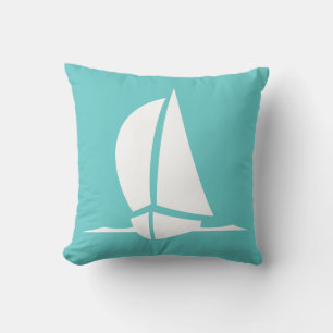 Segelboot auf aquamarinem, blauem Kissen