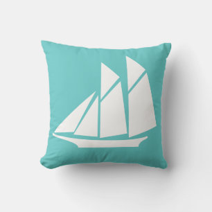 Segelboot auf aquamarinem, blauem Kissen