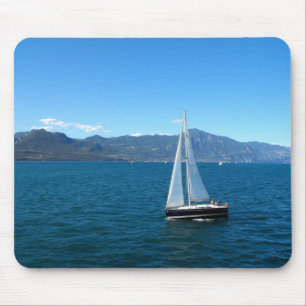 Segelboot auf dem Gardasee in Italien Mousepad