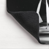 Segelboot auf dem Mondwasser Mousepad (Ecke)