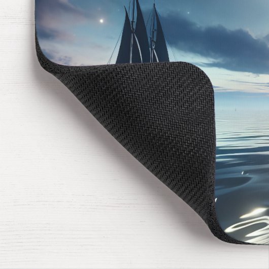 Segelboot auf dem Moonlit Wasser Mousepad (Ecke)