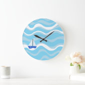 Segelboot auf den Ozeanwellen Große Wanduhr (Zuhause)